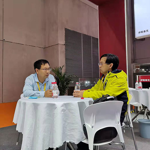 第四屆進(jìn)博會(huì )總經(jīng)理張振剛跟客戶(hù)...